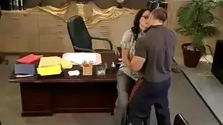 يتمتع وزير قرني بممارسة الجنس بالبخار مع رئيسها بعد أن أعطاه وظيفة