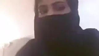 فتاة عربية تظهر الثدي على كاميرا الويب