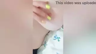 قررت خجولة اللعب مع ثديها الكبير في الصباح