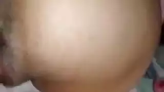عيد الميلاد قادم والعاهرة الصغيرة أرادت بالفعل الحصول على الديك الرومي كهدية في كسها اللحمي
