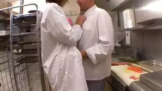 نادلة بيوريت الملاعين مع الطاهي في مطعمه !!! الهواة الفرنسية