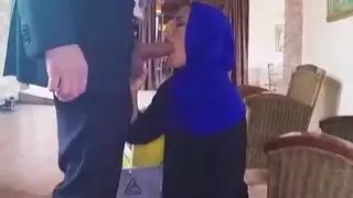 جميل أبولونيا يحب مص الديك الكبير