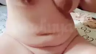 السمين الهواة العربي يحصل عارية تظهر ثديها الكبير وجمل الشعر