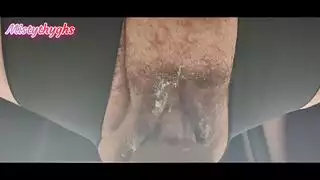 إنه يعطي الكثير من القضيب لهؤلاء الفتيات الصغيرات اللطيفات جدًا