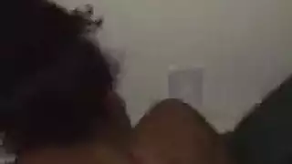 امرأة مع جوارب سوداء تحصل مارس الجنس في سريرها وتسقط الرطب ، بينما كومينغ.