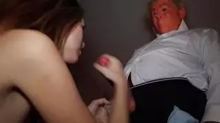 هذا الأب يريد أن يمارس الجنس مع وجهه بقضيب كبير