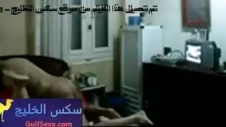 شاب جايب شرموطة و ينيكها بالفلوس و هي فرحانة