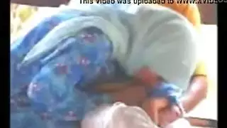 بنت محجبة بلوجوب في الطبيعة