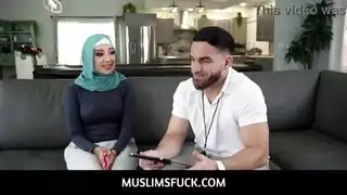 خادمة في سن المراهقة العربية مع الحجاب البنفسجي التي اشتعلت سرقة المال من قبل موكلها