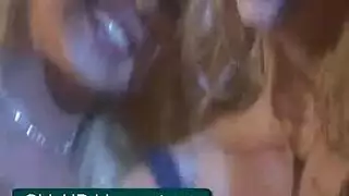 حلوة نحيفة شقراء مارس الجنس على كاميرا الويب.