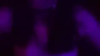 مربوطة في غرفة الظلام مع هزاز ليل