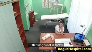 تمنع ممرضة التشيكية شفةها السفلية أثناء الاستماع إلى معيشات المريض العاطفي والهناء