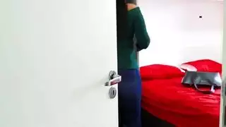 جوليا كاريوكا دي ماما نويل خامدة شقيقها في تركيا في عيد الميلاد مع الكثير من اللعاب والجمل المنقوع