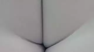 صنم كاميلتو في أرجل بيضاء