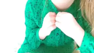 الأخت الساخنة في الفستان الأخضر والثدي الكبير تثير نفسها عندما لم يكن الوالدان في المنزل الفاخر