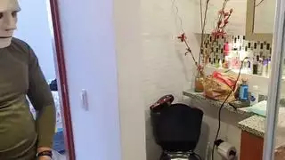 يتسلل 