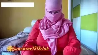 الفتاة الإسلامية العربية الحجاب البرتقالية مع كام كام الأول من نوفمبر