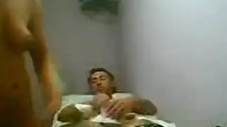 سكس عربي خليجى شاب خليجى ينيك اخت صاحبه ويصورها