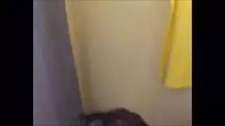امرأة تركية تربي الطيور في