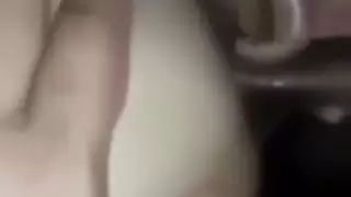 لطخت الفازلين على مؤخرة الزوجة قبل ممارسة الجنس الشرجي