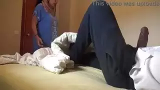 خادمة مسلم تشعر بالانزعاج عندما يظهر ضيف فرنسي صاحب الديك الأسود الكبير