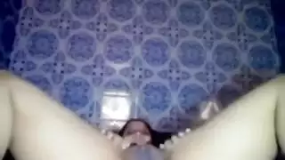 قحبة تستعرض كل شيئ لنياكها