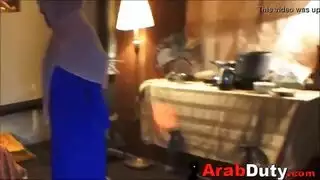 فتاة عمل عربية مارس الجنس من قبل الجنود في جولة الواجب