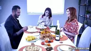 ربطت بوقاحة وقحة ومرتبطة على طاولة مثل تركيا من قبل والديها لورين فيليبس وكوينتون جيمس!