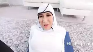 مساعدة الحجاب فاتنة تقوية عضلاتها بعقب