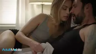 بنت تذهب إلى سرير زوج أمها وتطلب منه فرك كسها - سكس مترجم