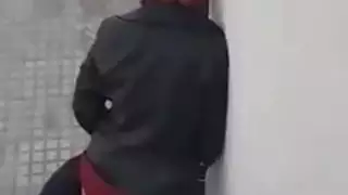 مراهقون عرب يحاولون ممارسة الجنس في مكان عام