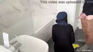 خادمة مسلمة عربية رائعة مارس الجنس في المؤخرة لمراجعة من فئة الخمس نجوم