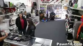 فتاة توصيل بيتزا تحصل على اللسان في طريقها إلى المتجر