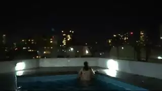 لم يكن الماء كافياً لإخماد النار ، لذلك مارسنا الجنس في المسبح (المرة الأولى لي في بركة)