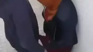 التقطت الكاميرا الخفية امرأة في الحجاب امتص صديق في الشارع