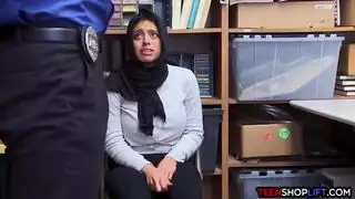 مراهق عربي بزاز كبيرة تم القبض عليه وهو يسرق من قبل الأمن