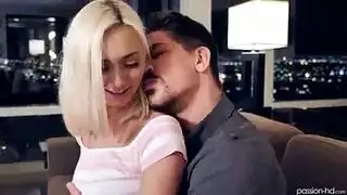 شقراء تتناك بقوة في وضعيات سكس نار