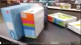 أمريكي يلاحق امرأة ساخنة سمينة ويتحرش بها وتستجيب و ينيكها في المول