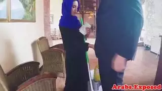 فاتنة العربية تحصل على الكلب نقدا