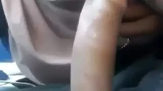 زوجة محجبة ترضع الزب في السيارة