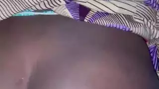 ينزلق الديك الأسود المتستر إلى كس في سن المراهقة الرطب