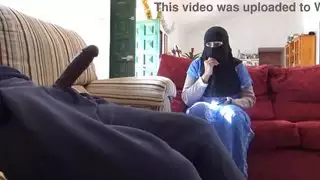امرأة تركية لا تخاف عندما يعرض صديق زوجها قضيبه الأسود الكبير