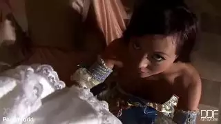 يصل الديك الطويل بين شفتيها الخالية من العيوب
