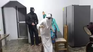 طقوس الخطوبة العربية! زوجان غير مخلصان يطلبان النصيحة أمام قس عربي، ثم ينتهي بهما الأمر بإتمام علاقتهما الإباحية العربية اللاتينية