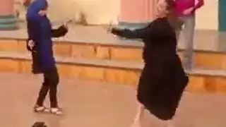 رقص شراميط مصريات علني في حديقة عامة